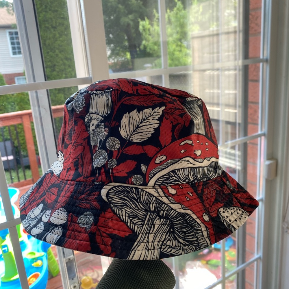 🍄🍄🍄 NWOT Adult Unisex Mushroom Bucket Hat - Red Mushroom and Leaf Pattern 🍂